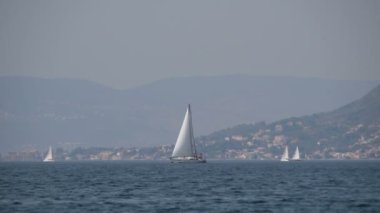  Güzel Adriyatik Denizi Dağları arka planda ufukta bir yelkenli
