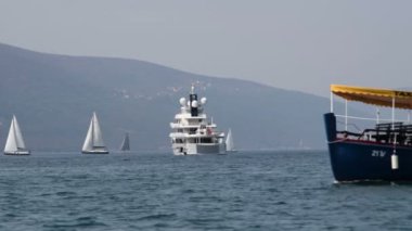  Arka planda güzel Adriyatik Denizi dağlar - 3 ufukta bir yelkenli. Eylül 2017 Kotor Koyu'nun Karadağ
