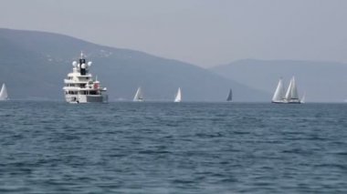 Güzel Adriyatik Denizi Dağları arka planda ufukta bir yelkenli