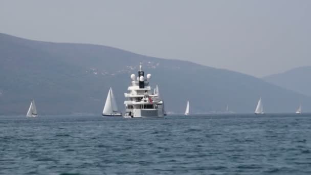 在美丽的亚得里亚海山背景上的地平线上的帆船 — 图库视频影像