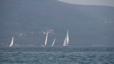  Güzel Adriyatik Denizi Dağları arka planda ufukta bir yelkenli