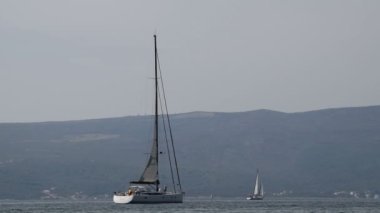  Arka planda güzel Adriyatik Denizi dağlar - 3 ufukta bir yelkenli. Eylül 2017 Kotor Koyu'nun Karadağ
