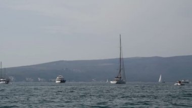  Arka planda güzel Adriyatik Denizi dağlar - 3 ufukta bir yelkenli. Eylül 2017 Kotor Koyu'nun Karadağ