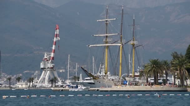 Barca Vela Yadran Molo Montenegro Marina Tivat Settembre 2017 Bay — Video Stock