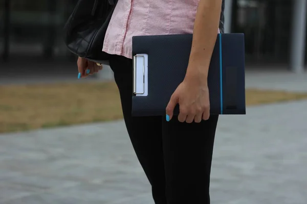 青い爪 Porse ノート側のビューを保持している女性の手 — ストック写真