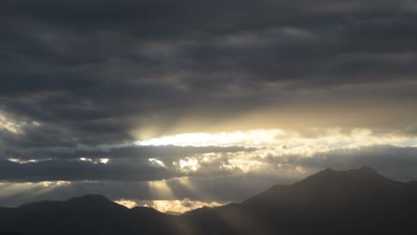 Ciel dramatique après la tempête et la silhouette des montagnes 