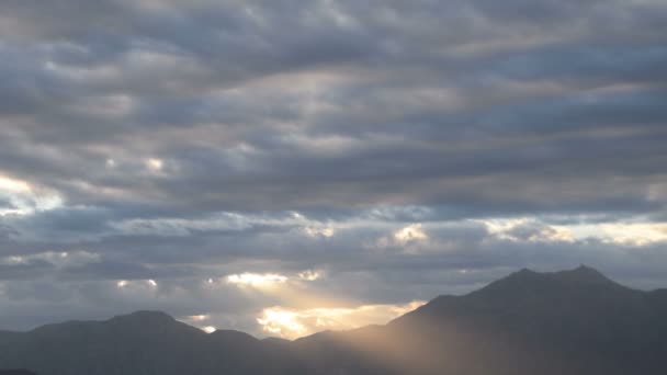 Solljus Går Igenom Molnen Över Bergen — Stockvideo