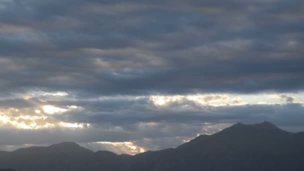 Cielo Nublado Sobre Las Montañas — Vídeos de Stock