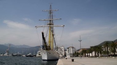 Limanda demirli yelkenli ön yüzü