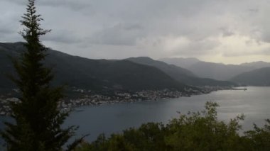 Bay, dağlar ve kıyı kenti üzerinde bulutlar hareketli saat Tur