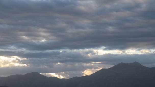 Lapso Tiempo Las Nubes Capa Luz Del Sol Sobre Las — Vídeos de Stock