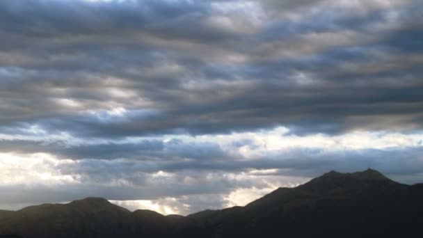 Lapso Tempo Nuvens Movimento Acima Das Montanhas — Vídeo de Stock