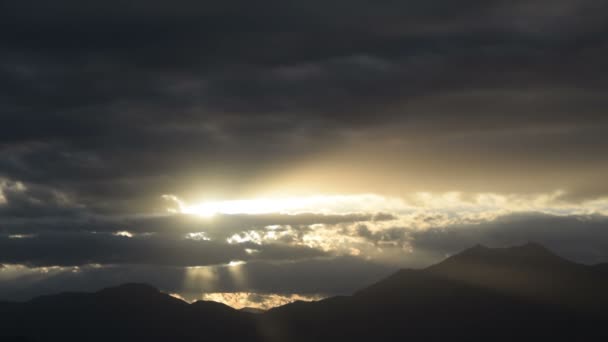 Molnig Himmel Innan Stormen Och Silhuetter Bergen — Stockvideo