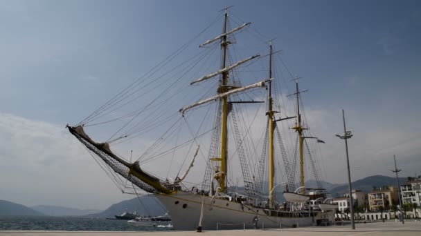 Vecchia Barca Vela Attraccata Nel Porto — Video Stock