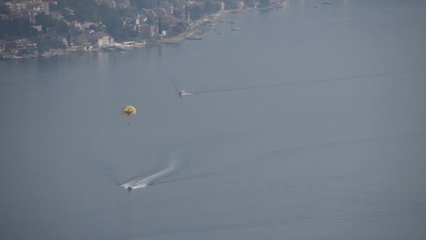 Een Motorboot Trekt Een Parachute — Stockvideo