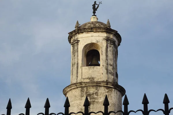 ハバナ キューバの古い教会の塔の鐘楼 — ストック写真