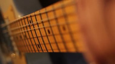 Genç adam bir elektro gitar çalmak