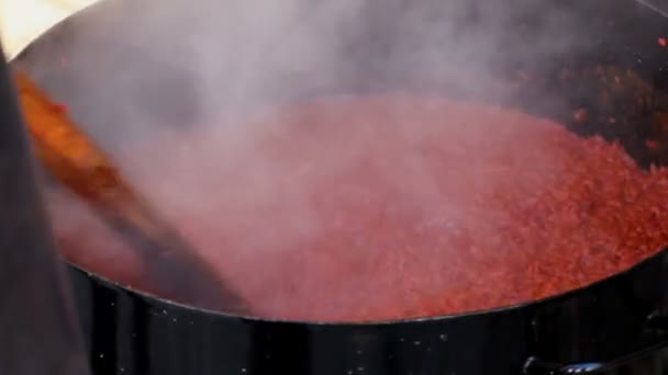 Matlagning Röd Paprika Och Tomater Maträtt Som Kallas Ajvar — Stockvideo