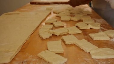 Baker hamur parçalarını keser