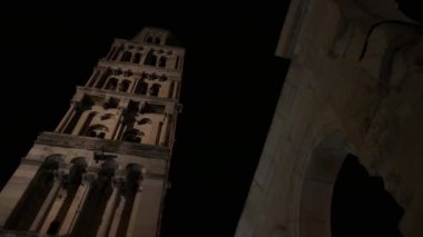 Diocletianus Sarayı gece, Split, Hırvatistan - Diocletian Sarayı eski saray İmparator Diocletian tarihi merkezi Split, Hırvatistan için inşa var. En sevilen seyahat çekim Hırvatistan ziyaret insanlar için olduğunu.
