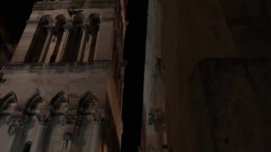 Gece, Split, Hırvatistan - Tilt aşağı Diocletianus Sarayı