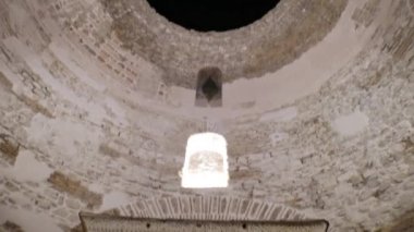 Aşağı tilt - kubbe geceleri açık içinde ünlü palace of Diocletian Split, Hırvatistan
