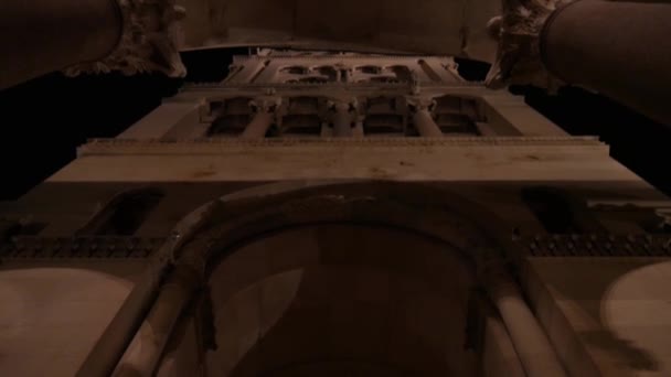 Entrada Palácio Diocleciano Noite Split Croácia Inclinação Para Baixo — Vídeo de Stock