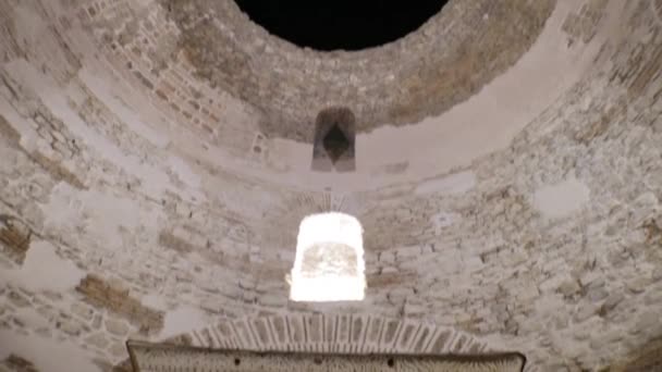 Aşağı Tilt Kubbe Geceleri Açık Içinde Ünlü Palace Diocletian Split — Stok video
