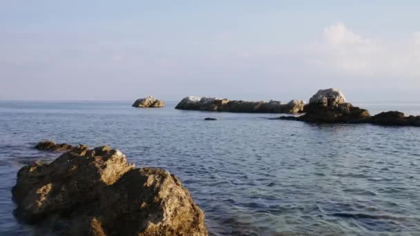 Rocks Stiger Från Havet Split Kroatien — Stockvideo