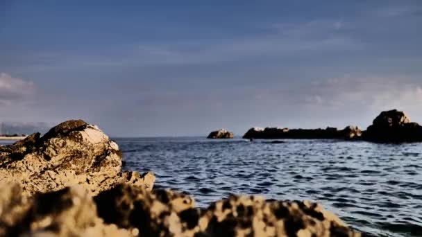 Blaues Ufer Mit Felsen Die Aus Dem Meer Ragen Geteilt — Stockvideo