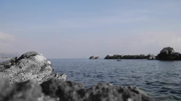 Βράχια Που Υψώνονται Από Θάλασσα Σπλιτ Κροατία — Αρχείο Βίντεο