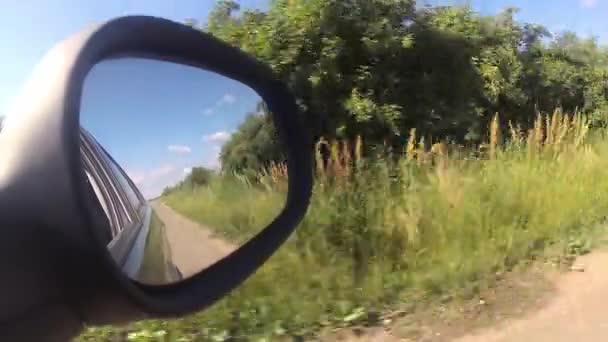 Carro Carro Através Paisagem Rural Retrovisor Espelho Reflexão — Vídeo de Stock