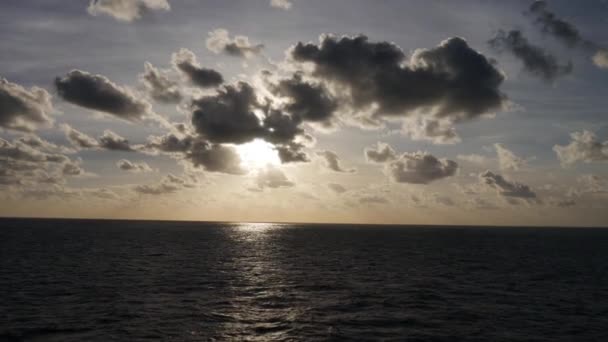 3在1阳光明媚的天空与云彩在海洋之上 — 图库视频影像