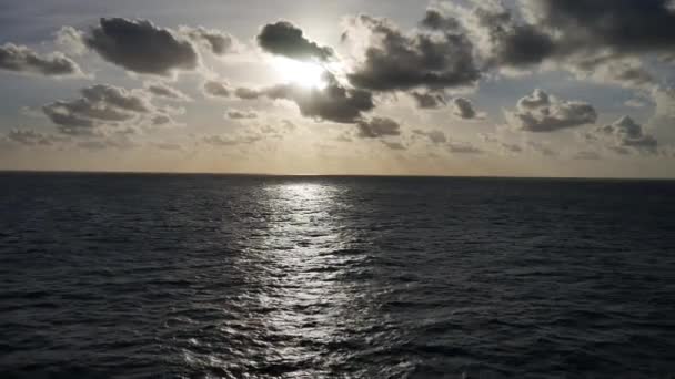 Cielo Soleado Con Nubes Sobre Océano — Vídeo de stock