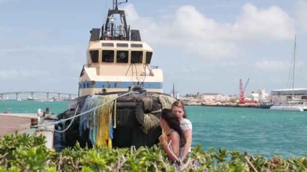 Turistas Pasan Por Barco Amarrado Puerto Bahamas Septiembre 2017 — Vídeos de Stock