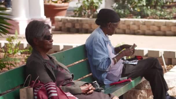 Bahamas September 2017 Ældre Afroamerikanske Kvinder Sidder Bænken Parken – Stock-video