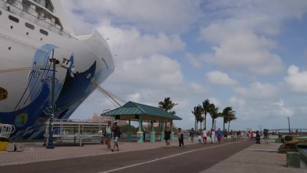 Bahamas Setembro 2017 Shuttle Bus Está Passando Por Navio Cruzeiro — Vídeo de Stock