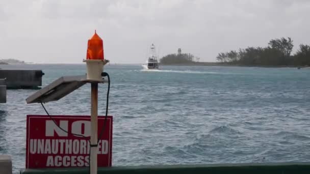 Hay Señal Acceso Puerto Pequeño Barco Está Pasando Por Muelle — Vídeos de Stock