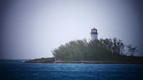 Mooie Vuurtoren Spetterend Golven — Stockvideo