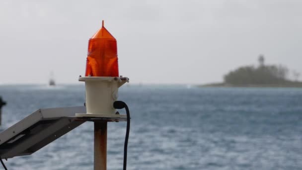 Λάμπα Πορτοκαλί Φωτεινό Σήμα Για Πλοία Στην Αποβάθρα — Αρχείο Βίντεο