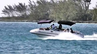 Bahamalar - Eylül 2017, küçük Motorlu tekne tarafından dock geçiyor