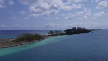 Bahamalar - Eylül 2017: Yerleşik yolcu gemilerine Nassau Cruise Gemi liman terminali ve Cennet Adası Atlantis Hotel Bahama Adaları Karayipler hava görünümünü