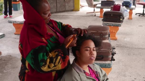 Bahamas Setembro 2017 Africano Americano Mulher Fazendo Tranças Tradicionais Rua — Vídeo de Stock
