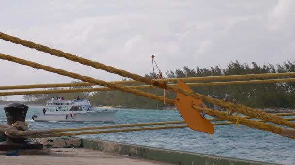 Багамские Острова Сентябрь 2017 Года Причальные Канаты Причале Корабль Проходит — стоковое видео