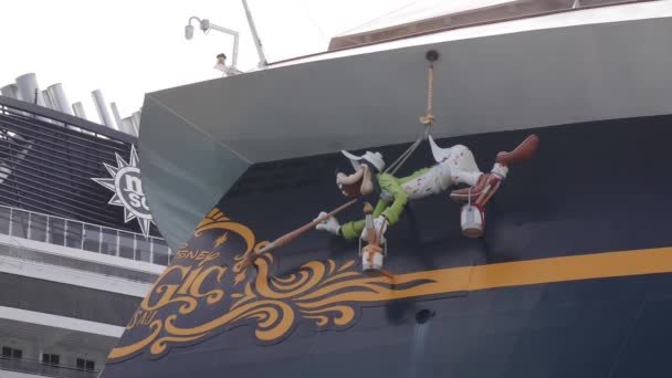 Detail Cruise Ship Goofy Cartoon Figure Hanging Back Ship Bahamas — Stock Video