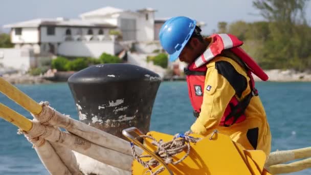 Bahamas September 2017 Man Collecting Mooring Equipment — стоковое видео