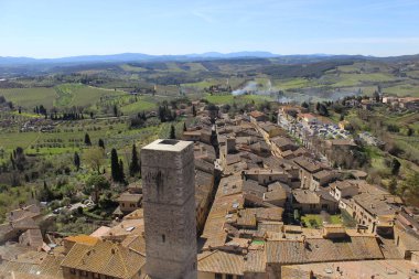 7th Nisan 2018, San Gimignano, İtalya; Yukarıdaki üzerinden ve Tuscan alanlarındaki eski şehir