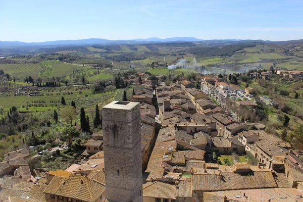 7th Nisan 2018, San Gimignano, İtalya; Yukarıdaki üzerinden ve Tuscan alanlarındaki eski şehir