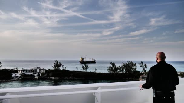 Yolcu Gemilerine Adamdan Dock Izlerken Tanker Bahama Adaları — Stok video