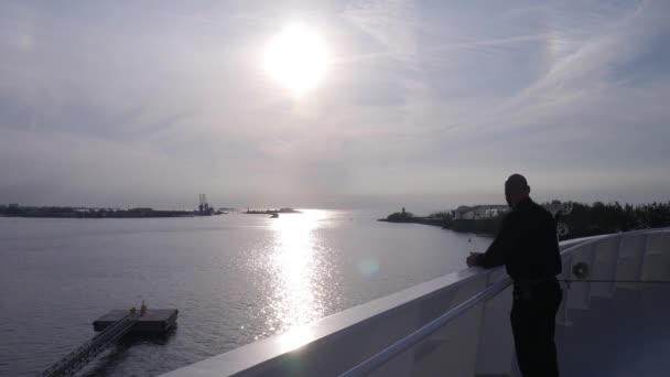 Uomo Guardando Bahamas Dalla Nave Crociera Nel Porto — Video Stock